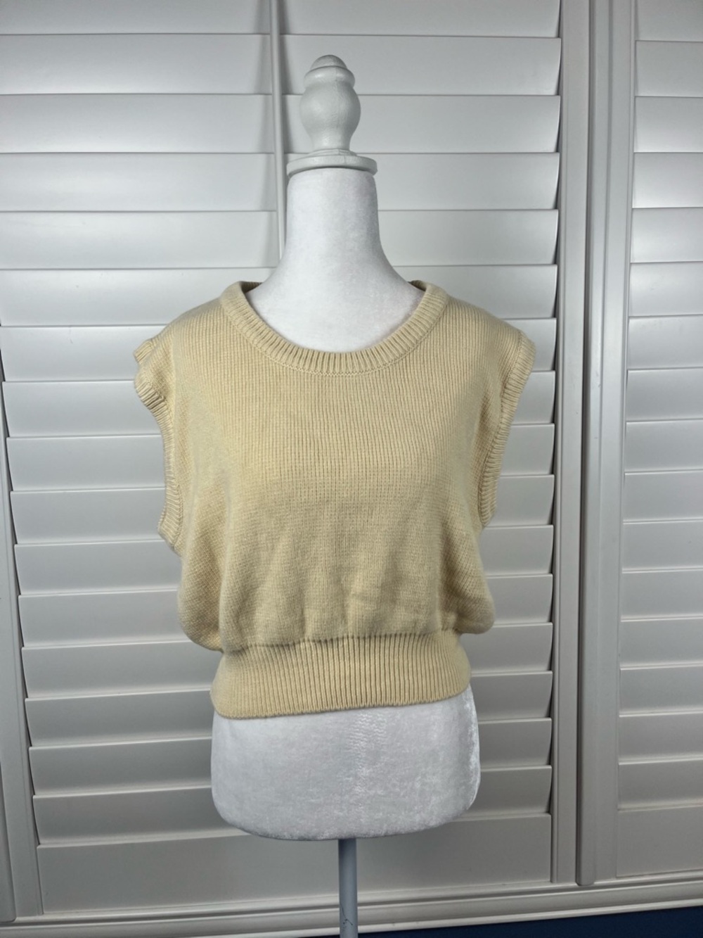Sleeveless Knit Sweater Vest in Cream Size M Grannychic cottagecore